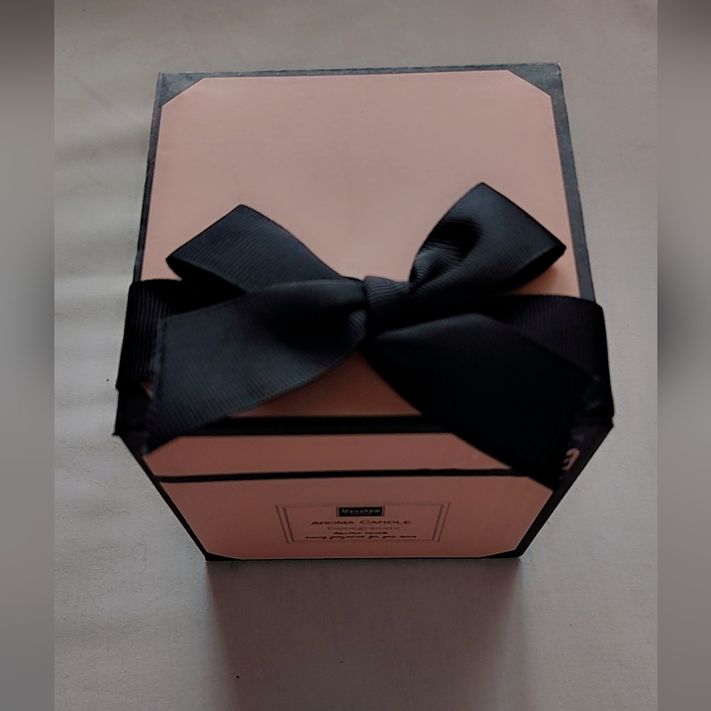 🕯️ Menahem “Boss Lady” Pomegranate Candle – NWT – Gift Boxed 🕯️ - Picture 3 of 8
